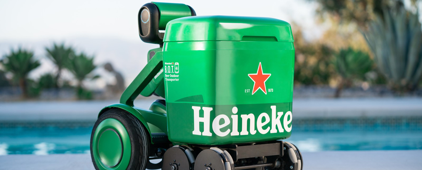 Heineken создал робота, который сопровождает с охлажденным пивом