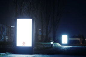 В Париже digital-билборды начали освещать темные улицы