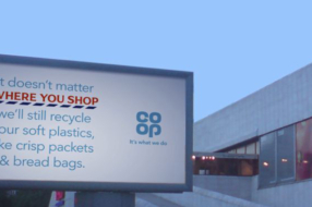 Ритейлер разместил наружную рекламу о переработке пластика рядом с конкурентами