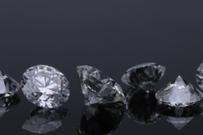 Pandora переходит на выращенные в лаборатории алмазы, чтобы делать украшения «для всех»