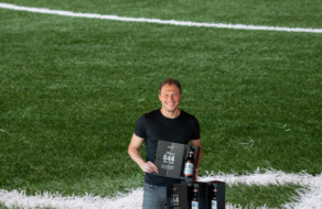 Андрій П’ятов отримав персональні пляшки з лімітованої серії пива, випущених на честь рекорду Мессі