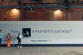 McDonald’s раздает МакФлури с билборда
