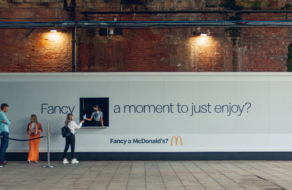 McDonald’s раздает МакФлури с билборда