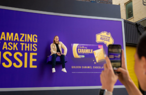 Creative в Oudoor: Cadbury разместил настоящего австралийца на билбордах