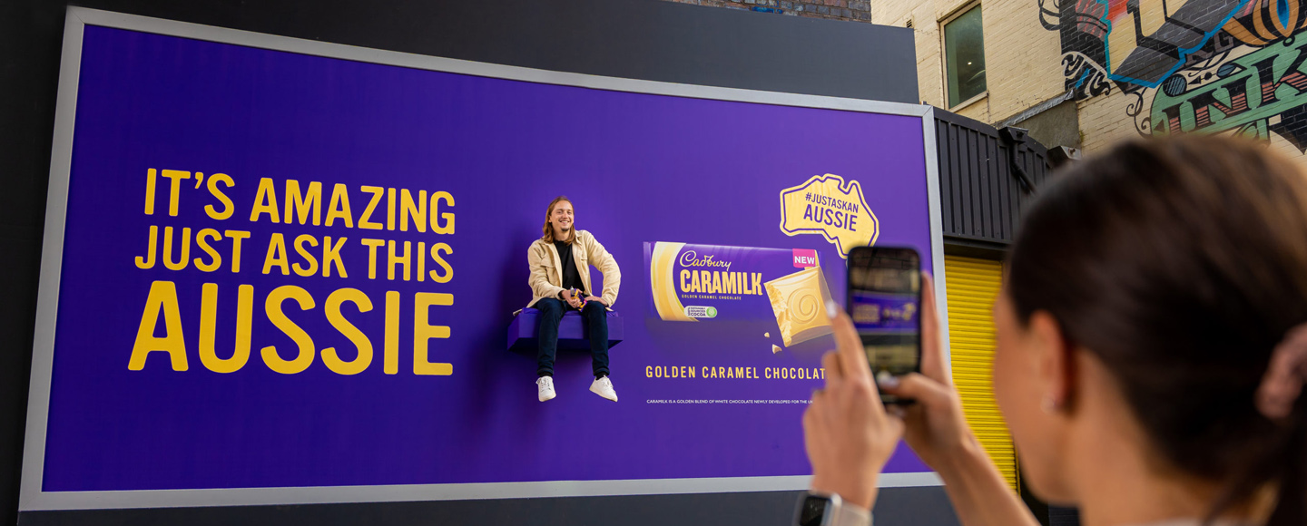 Creative в Oudoor: Cadbury разместил настоящего австралийца на билбордах