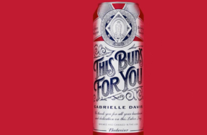 Budweiser выпустил персонализированные банки в честь тружеников в День труда