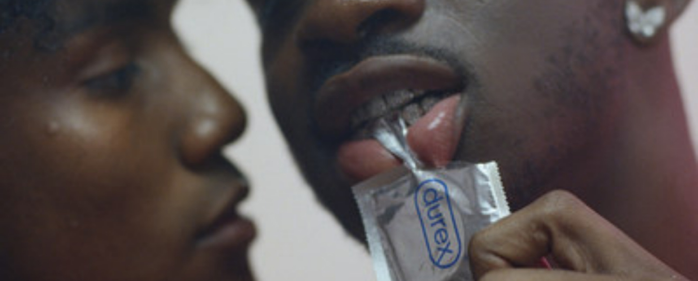 Lil Nas X продвигает безопасный секс с Durex в новом клипе