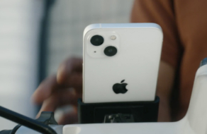 Apple разместила iPhone 13 на мотоцикле в рекламе, не рекомендуя повторять это