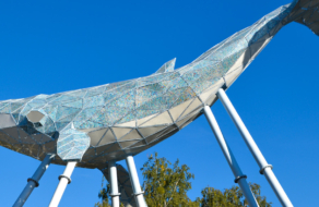 Киевский Кит: на ВДНХ появилась крупнейшая скульптура из переработанного пластика