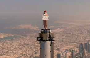Emirates выпустили вирусный ролик, разместив бортпроводницу на вершине Бурдж-Халифа