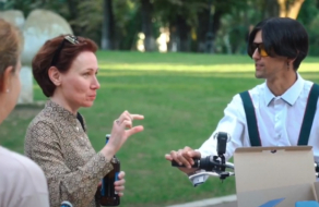 350 пляшок пива роздали німецькі туристи жителям Києва