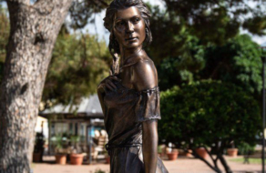 В Италии раскритиковали «сексистскую» бронзовую статую женщины