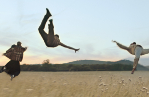 В новом ролике Burberry бросили вызов гравитации