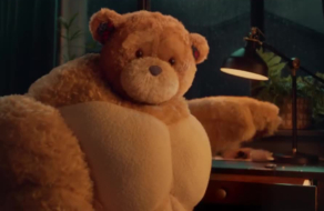 Гигантские плюшевые медведи защищают дом в новой рекламе Ikea