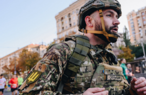 У Києві ветеран АТО пробіг дистанцію у військовій амуніції вагою понад 30 кілограмів