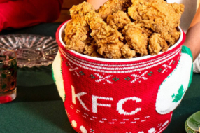 KFC связал рождественские свитера для бакетов