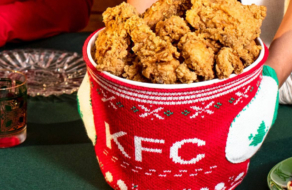 KFC связал рождественские свитера для бакетов