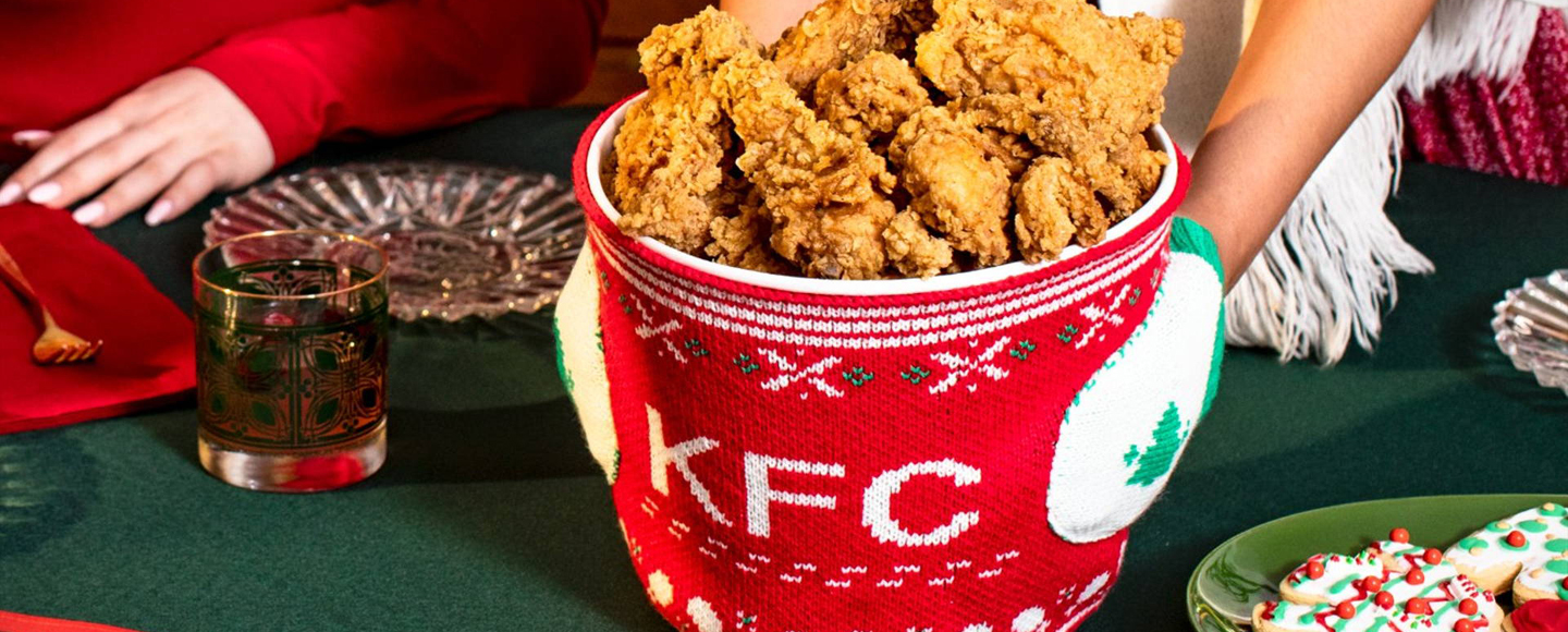 KFC связал рождественские свитера для бакетов