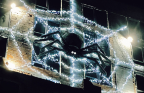 Гигантские пауки на домах : группа компаний DIM создала зрелищные инсталляции к Хэллоуину