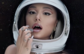 Аріана Гранде приміряла образ космонавта в честь запуску свого косметичного бренду