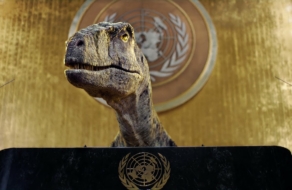 Динозавр призвал мир противодействовать изменению климата в ролике ООН