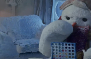 Снеговик с нетерпением ждет зимы в рождественском ролике Orange