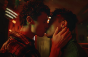 Рождественская кампания показывает ЛГБТ-пары, которые борются с ненавистью любовью