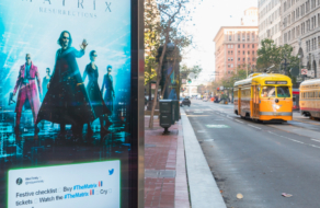Warner Bros. транслирует твиты фанатов новой «Матрицы» в глобальной DOOH кампании