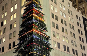 Louis Vuitton создал инсталляцию рождественской елки в 12 этажей
