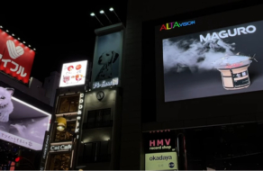 3D маскот Sony прыгает с экрана на экран в наружной рекламе