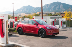 Tesla откроет закусочную и кинотеатр на зарядной станции в Голливуде