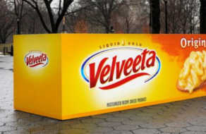 Velveeta заменила печально известный золотой куб в Нью-Йорке сырным
