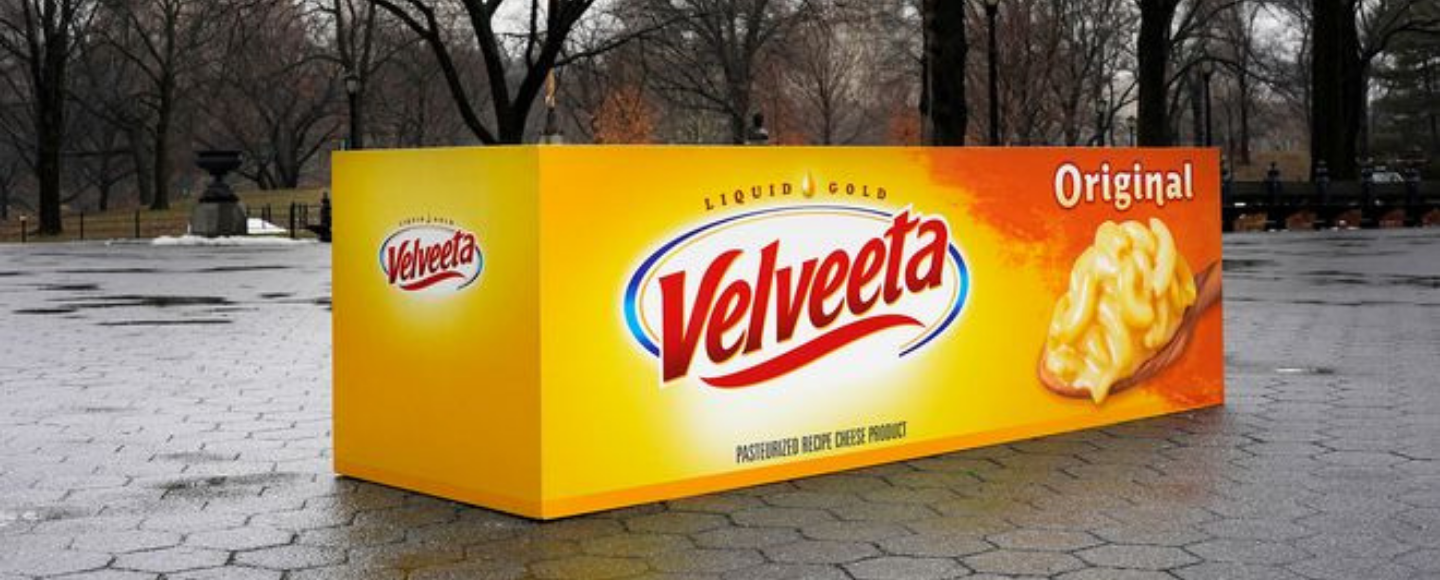 Velveeta заменила печально известный золотой куб в Нью-Йорке сырным