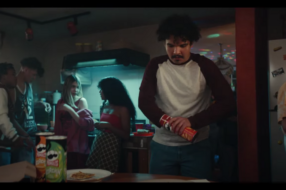 Pringles превращают реальную проблему в безумную историю в рекламе для Super Bowl