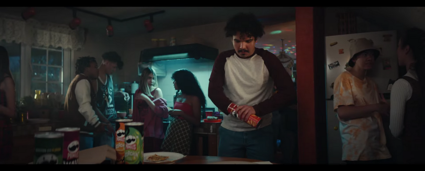 Pringles превращают реальную проблему в безумную историю в рекламе для Super Bowl