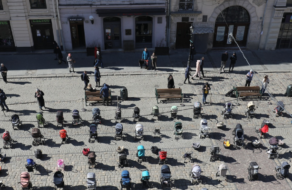 109 порожніх дитячих візочків встановлені на площі Ринок у Львові