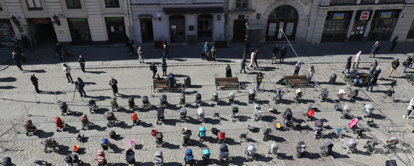 109 порожніх дитячих візочків встановлені на площі Ринок у Львові