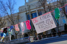 136 пар дитячих шкарпеток розвісили перед російським посольством у Берліні