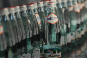 Виробник Borjomi призупиняє роботу заводів через війну в Україні