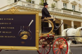 Золота карета повідомляє жителям Лондона про запуск нового смаку Marmite
