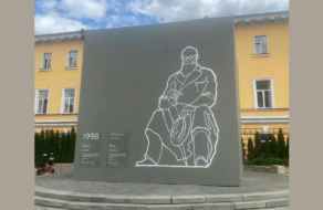 На захисній конструкції пам&#8217;ятника у Києві намалювали його силует