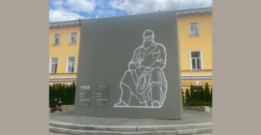 На захисній конструкції пам'ятника у Києві намалювали його силует