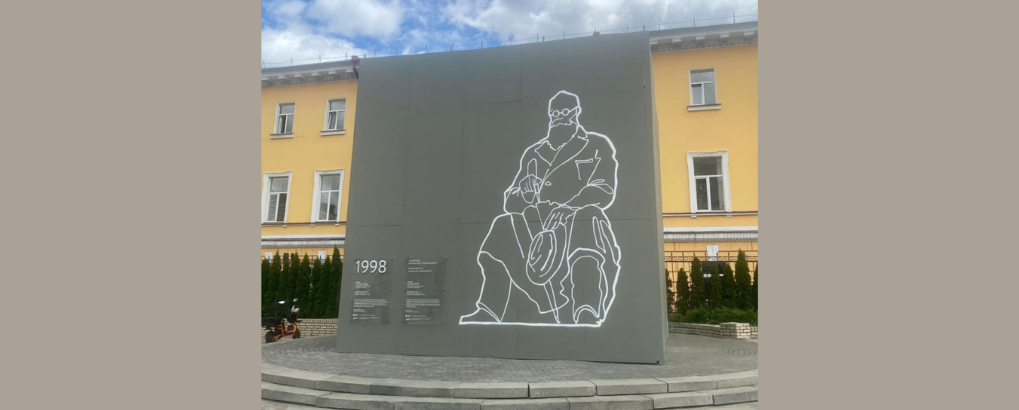 На захисній конструкції пам’ятника у Києві намалювали його силует