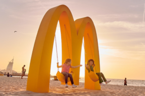 McDonald&#8217;s перетворив свій логотип на гойдалку у Дубаї
