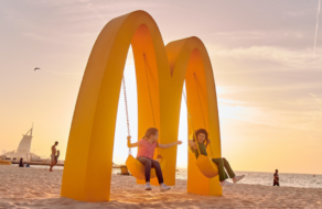 McDonald&#8217;s перетворив свій логотип на гойдалку у Дубаї