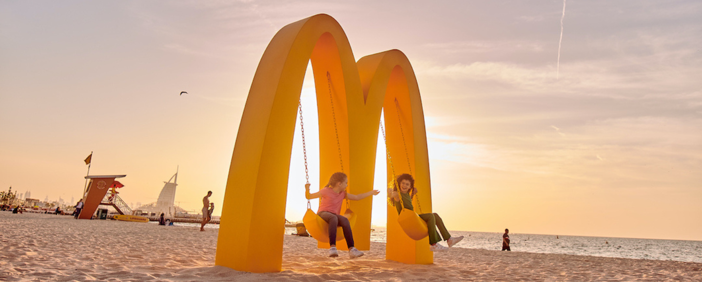 McDonald’s перетворив свій логотип на гойдалку у Дубаї