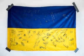 Українські креативники продають прапор з підписами всіх переможців Каннських левів
