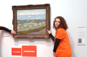 Екоактивісти приклеїли себе до картини Ван Гога