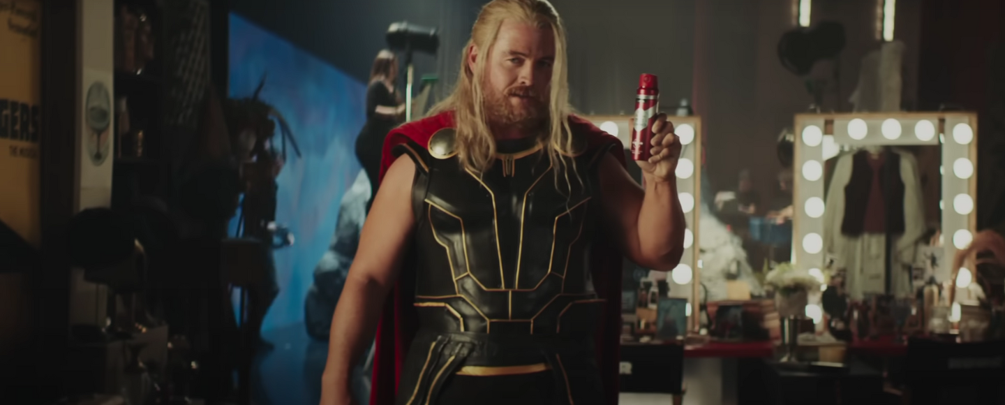 Люк Хемсворт зіграв фальшивого Тора у рекламі Old Spice