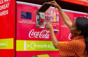 Coca-Cola поставила у тематичних парках автомати для переробки відходів